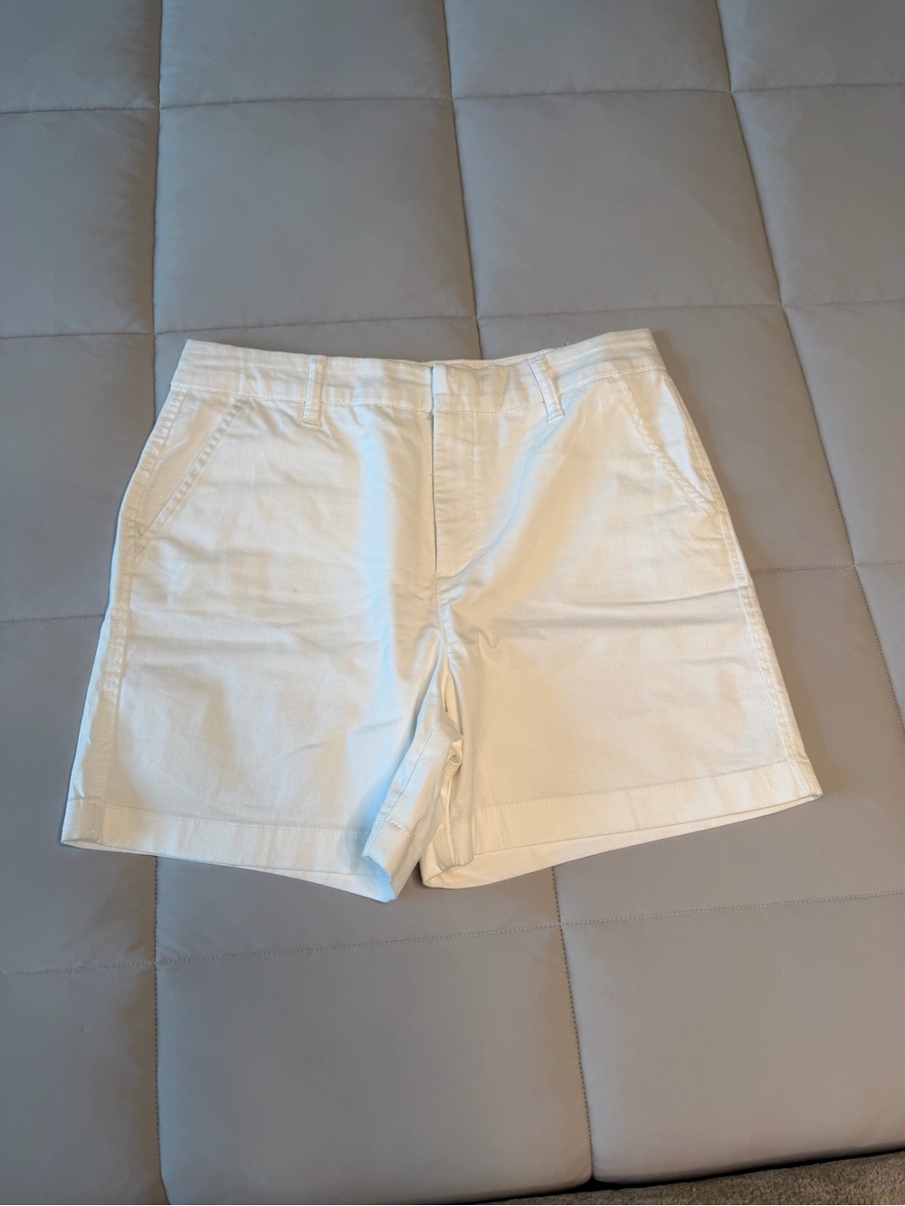 Gloria Vanderbilt Mid-Rise Stretch Twill Chino 5" Inseam White Short Size 8